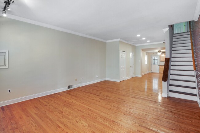 Building Photo - Three Bedroom Graduate Hospital Home with Roof Deck!