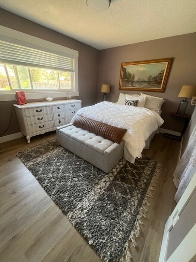 Building Photo - ? **Charming Single-Level Home Just Minute...