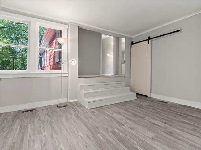 Building Photo - Adorable Lake Como Home Now Available!