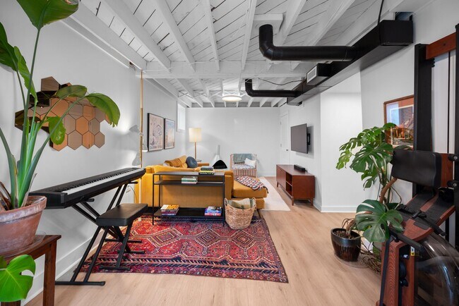 Building Photo - 1601 Golf St