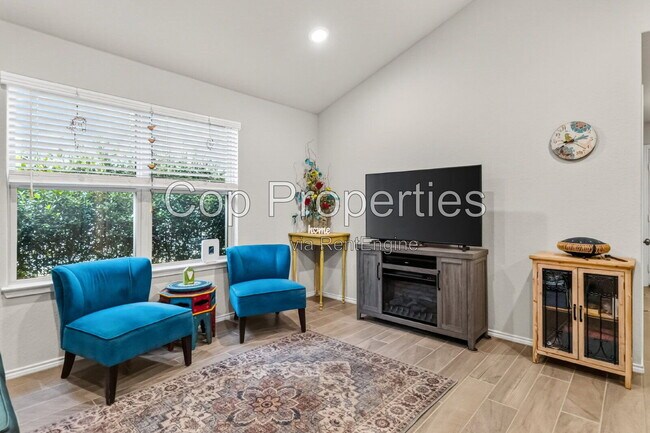 Building Photo - 2425 Ayers Dr