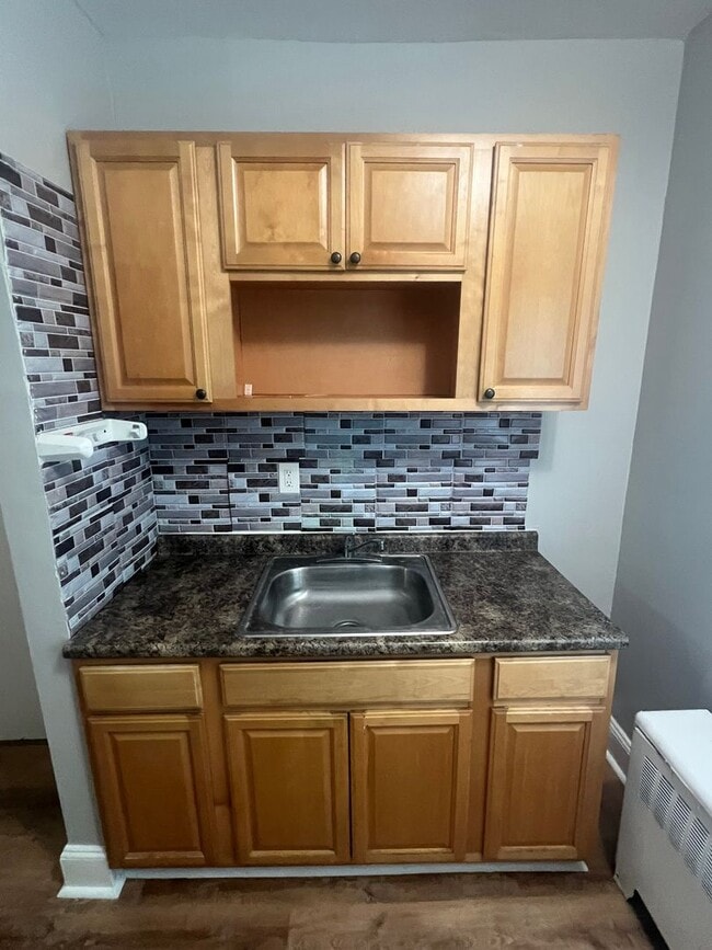 Building Photo - Bright 2-Bedroom with Spacious Bath & Priv...