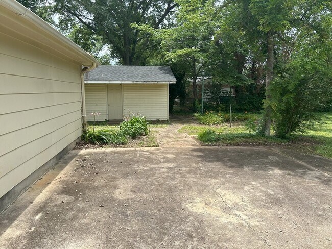 Building Photo - 2109 Villaret Dr SW