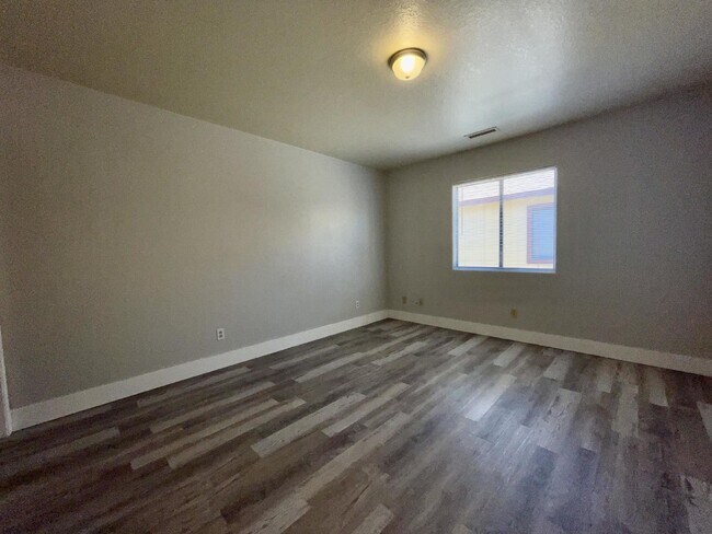Building Photo - 2 bed 2 bath central location.