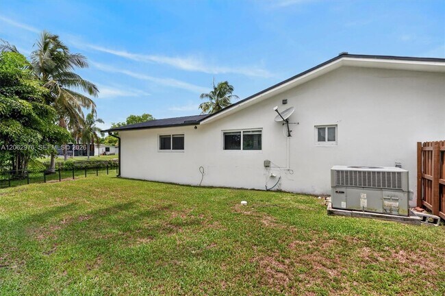 Building Photo - 16840 SW 87th Ave