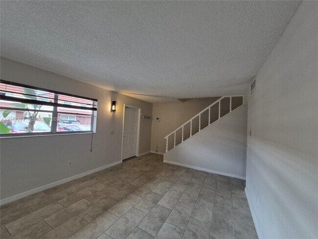 Building Photo - 6528 SW 41st Ct