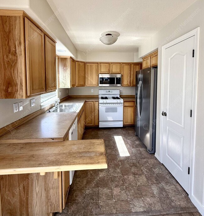 Building Photo - Updated 3 BR/2.5  BA with new flooring and paint!