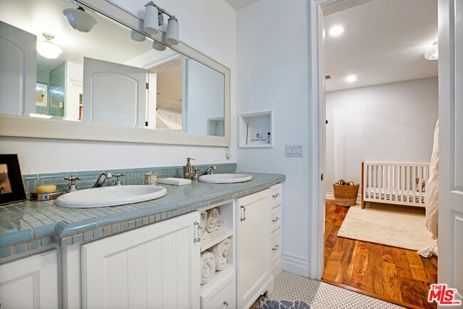 Building Photo - 765 N Almar Ave