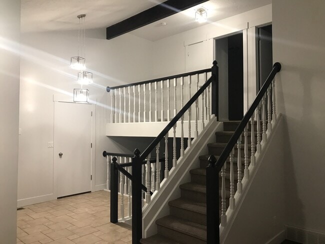 Building Photo - Charming Layton Home