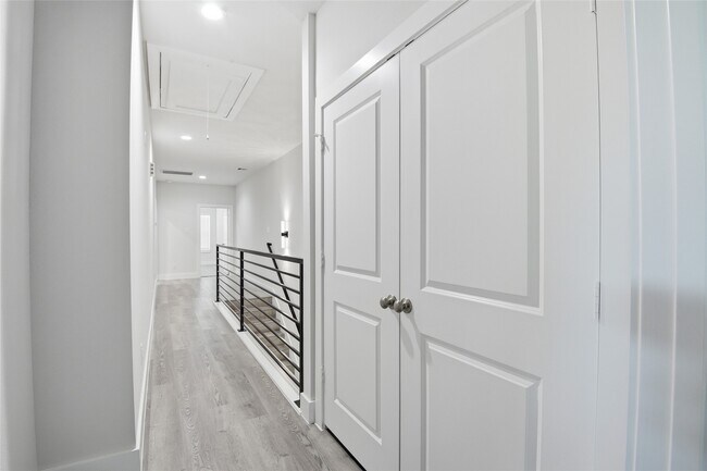 Building Photo - 727 S Victory Dr