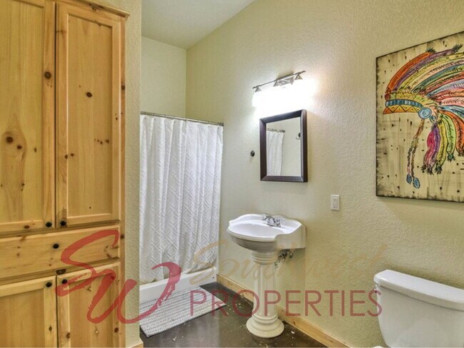 Building Photo - Luxurious two-story townhouse