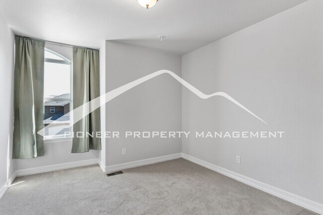 Building Photo - Low-Maintenance Living in Desirable West Side Neighborhood 5 bd, 2 car garage and AC