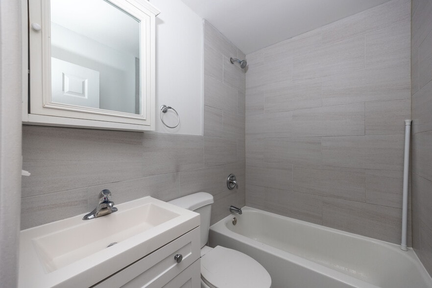 Building Photo - 656 W Grace St