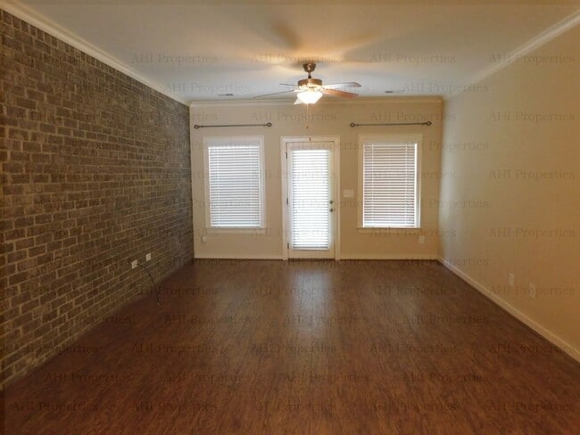 Building Photo - 4675 Cotswold Ln