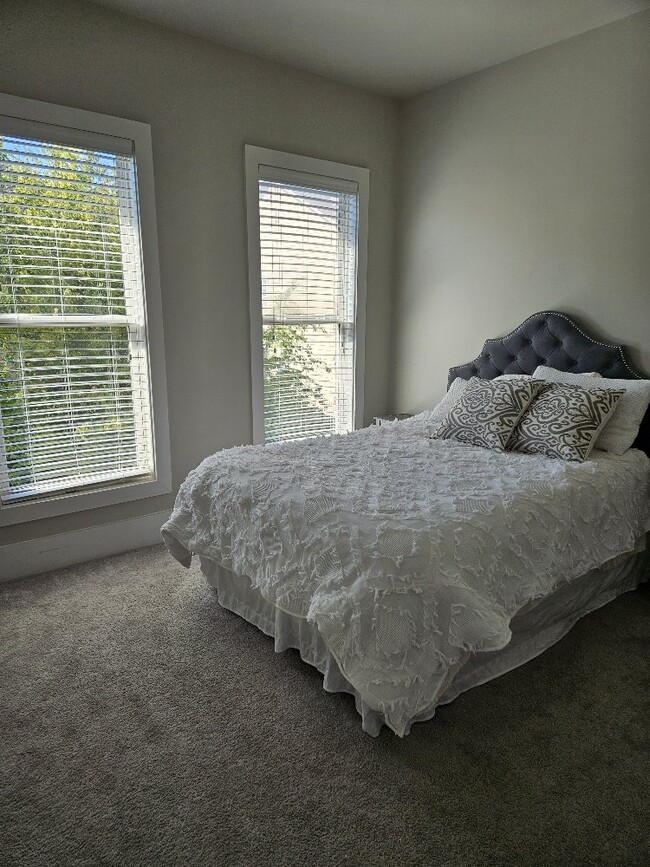 Building Photo - Furnished, 6 - 9 Month lease available.  L...
