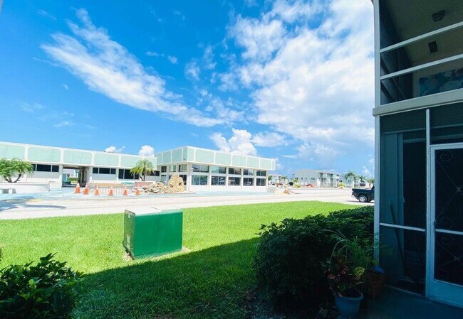 Building Photo - 560 Horizon W