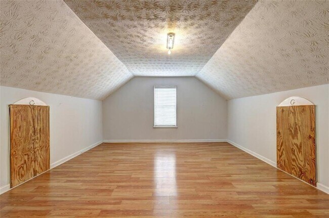 Building Photo - 216 Queens Cemetery Rd
