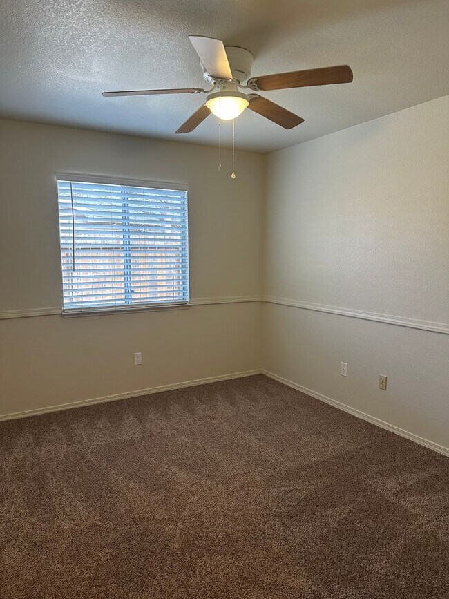 Building Photo - 4 BED 2 BATH HOME IN THE RAVENWOOD SUBDIVISION