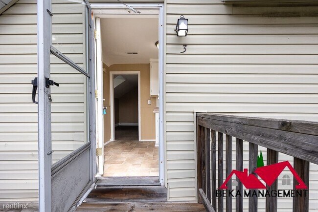 Building Photo - 2 br, 1 bath Triplex - 19336 Martin Rd Apt 3