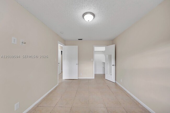 Building Photo - 2610 Riverland Dr