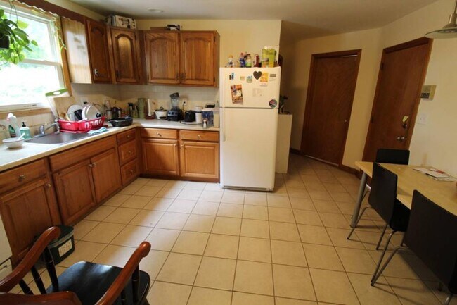 Building Photo - 3.0 bedroom in Cambridge Massachusetts 02139