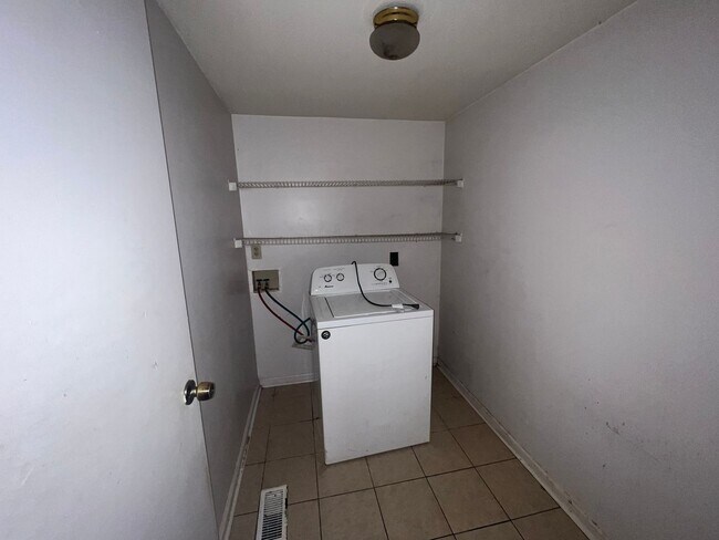 Building Photo - 2 bedroom 1 bathroom home