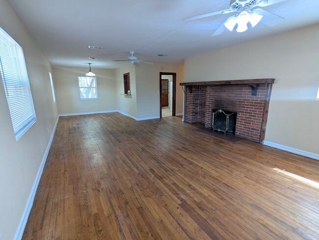 Building Photo - 2310 W Tennessee St