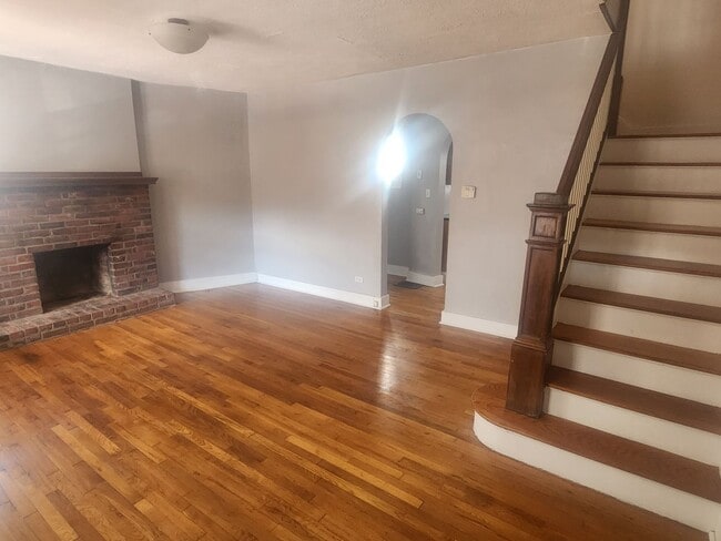 Building Photo - 2 Bedroom 1 bath updated Row Home