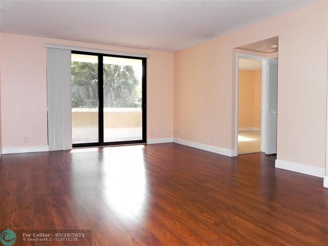 Building Photo - 901 Hillcrest Dr