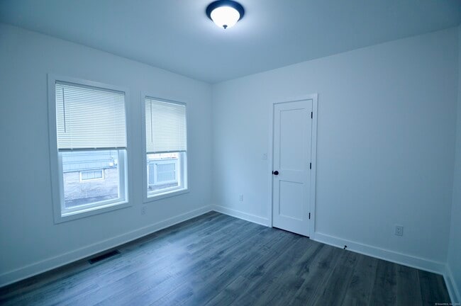 Building Photo - 21 Nichols St