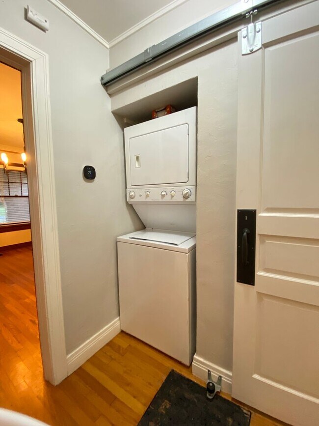 Building Photo - 2 Bedroom 2 Bathroom plus Bonus Room with ALL Appliances Included
