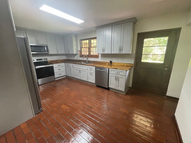 Building Photo - Stunning 3-Bedroom, 2-Bathroom Home with A...