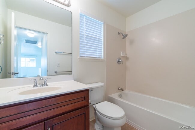 Building Photo - 4 Bed 2.5 Bath in Hoonani