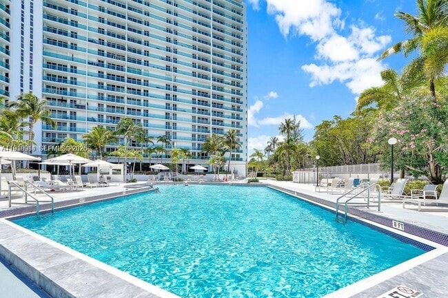 Building Photo - 100 Bayview Dr