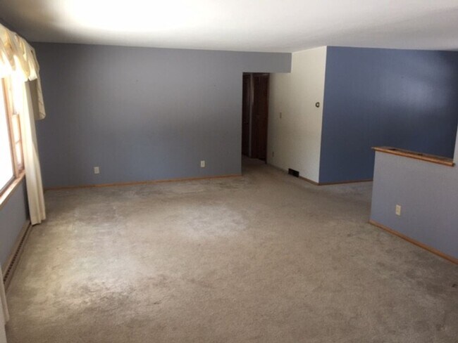 Building Photo - 3 Bedroom Home w/ Attached garage & Large basement. Washer/Dryer Included
