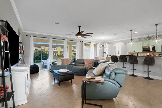 Building Photo - Flagler Station Townhome 3/2.5 - 2 car garage - 2000+ square feet