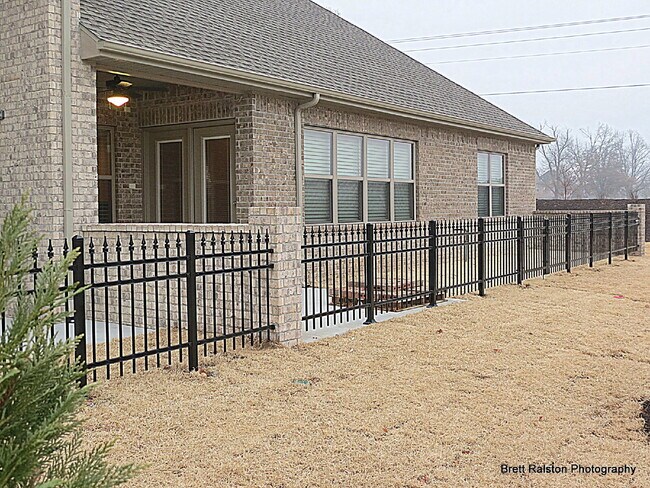 Building Photo - 6615 W Valley View Rd