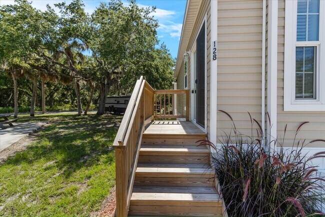 Building Photo - 11240 N Northwood Dr