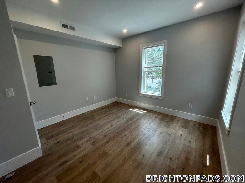 Building Photo - 124 Kenrick St