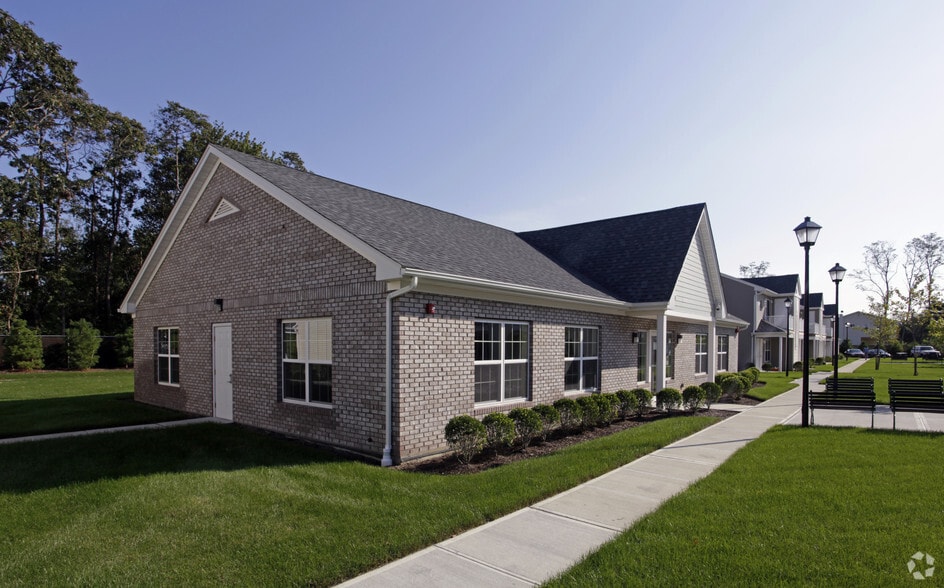 Building Photo - Fairfield Maples at No.Lindenhurst 55+ Senior