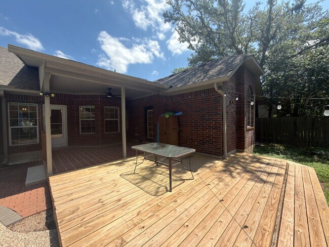 Building Photo - 3 bed 2 bath 2 car garage & pool.