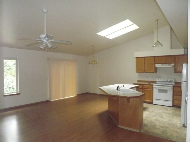 Building Photo - Wonderful 3 Bedroom Duplex!