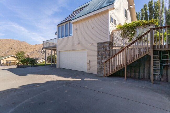 Building Photo - Luxurious Fully Furnished 3-Bedroom, 4-Bat...