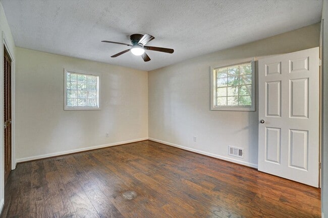 Building Photo - 606 Evergreen Dr