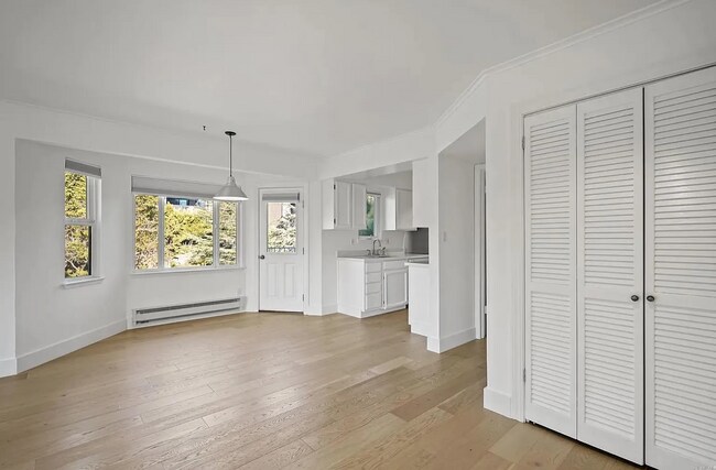 Building Photo - Beautifully updated Seminary Condo near Ri...