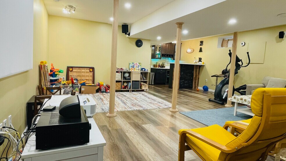 Building Photo - 2 Decroce Ct