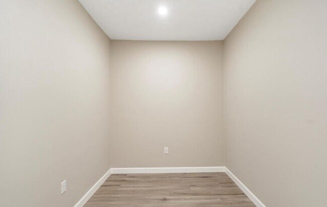 Building Photo - Luzerne