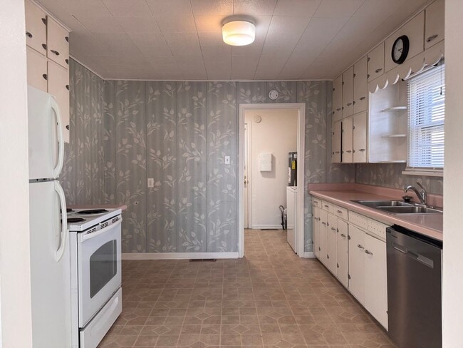 Building Photo - 2 Bed 1 Bath House W/A Garage for Storage!!!!!!