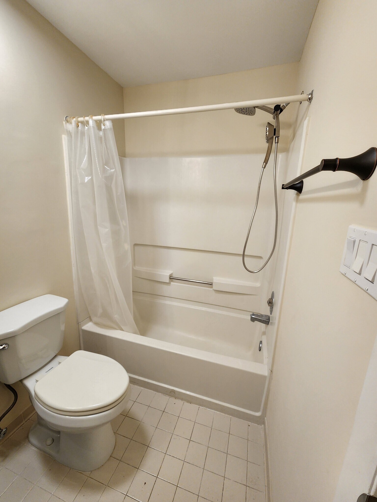 Second bath - 7908 Pearlbush Dr