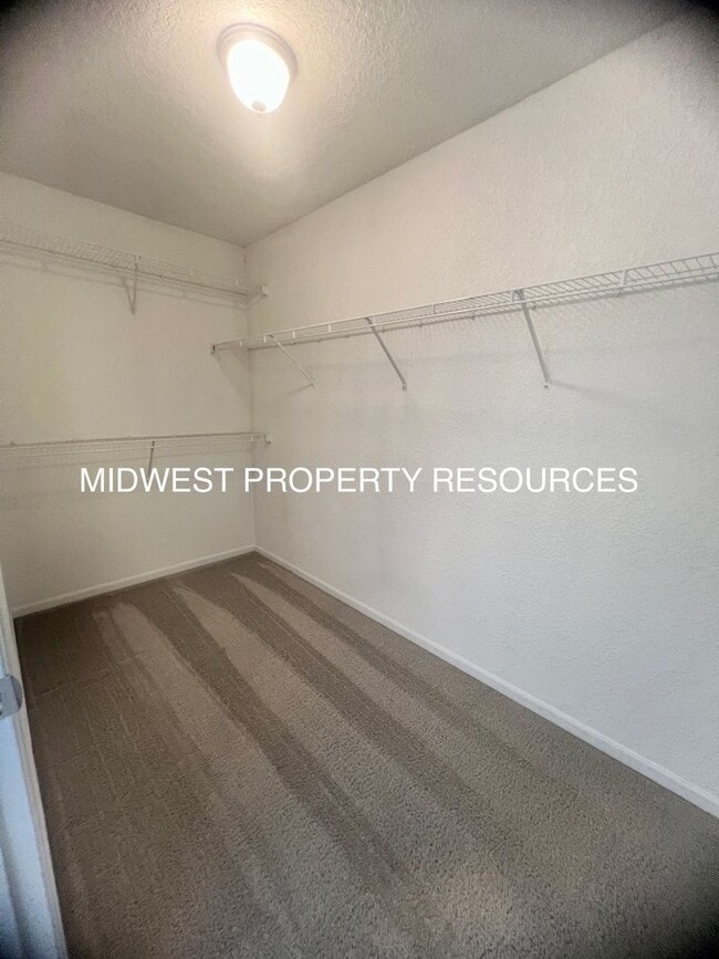 Building Photo - 3 bedroom, 2.5 bath 2 car garage Townhouse